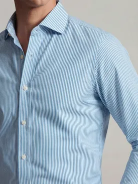 Gemakkelijk te strijken lichtblauw gestreept poplin overhemd